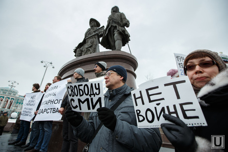 Пикет за мир у памятника Татищеву и Де Генину. Екатеринбург, пикет, нет войне, митинг, свободу сми