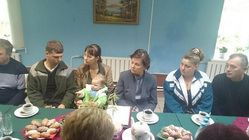 Наталья Комарова встречается с украинскими беженцами — поит чаем и дает советы