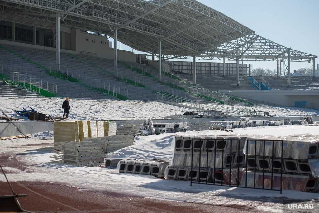 http://ura.ru/images/news/upload/news/202/103/1052202103/114448_Stroiteli_razbirayut_Tsentralyniy_stadion_Ekaterinburg_1425468675_original.jpg