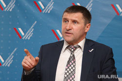 Свердловский депутат поддержал закидывание органов власти навозом. 