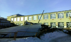На Южном Урале ураганом снесло крышу со школы. Малышей отправили на досрочные каникулы. ФОТО