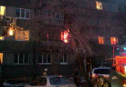 В Екатеринбурге горит квартира в жилом доме. ФОТО